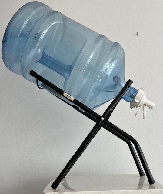 Dispensador plegable para botellón con grifo